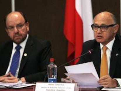 El Ministro de Relaciones Exteriores de Chile, Alfredo Moreno (i), y su homólogo de Argentina, Héctor Timerman (d), participan en la quinta reunión bilateral, que se celebra de forma simultánea junto con el segundo encuentro de intendentes chilenos y gobernadores argentinos de la frontera común, en Santiago de Chile (Chile).