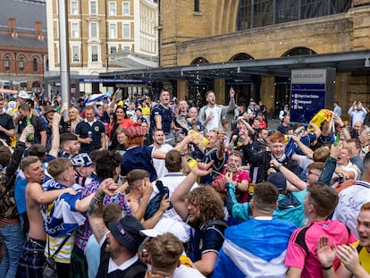 Aficionados escoceses este jueves en la estación King's Cross en Londres.
