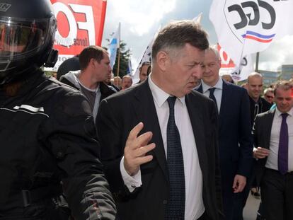 Augustin de Romanet, chefe de Aéroports de Paris, com o ministro de Economia, Bruno Le Maire, em um protesto sindical.