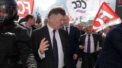 Augustin de Romanet, chefe de Aéroports de Paris, com o ministro de Economia, Bruno Le Maire, em um protesto sindical.