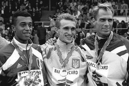 El sueco Sven Nylander, el primero por la derecha, en la entrega de la medalla de plata de los 400 metros vallas de los Europeos de Helsinki en 1994.