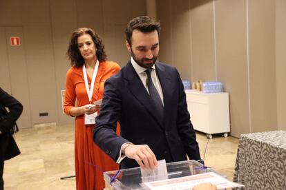 Alberto Cabello, presidente de AJA, la agrupación de jóvenes abogados de Madrid, depositando su voto en las urnas