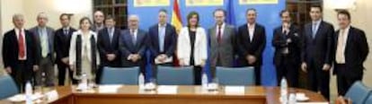 Fotografía de grupo de la ministra de Empleo, Fátima Báñez, y del secretario de Estado de la Seguridad Social, Tomás Burgos (7d), con el comité de expertos constituido por el Gobierno para que emita un informe sobre el factor de sostenibilidad del sistema de la Seguridad Social. EFE/Archivo