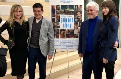 Melanie Griffith, Antonio Banderas, Pedro Almodóvar y Dakota Johnson, en Los Ángeles en octubre.