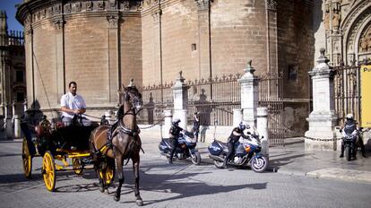 Agentes de la polic&iacute;a en los alrededores de la Catedral de Sevilla. 