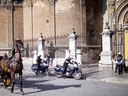 Agentes de la polic&iacute;a en los alrededores de la Catedral de Sevilla. 