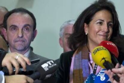 La secretaria de Estado de Turismo, Isabel Borrego (d) momentos antes de la reunión con el consejero andaluz de Turismo y Comercio, Rafael Bermúdez (i), en la Subdelegación del Gobierno en Málaga. EFE/archivo