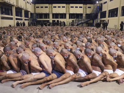 Presos con mascarillas en la cárcel de Izalco, en San Salvador, este mes de abril.