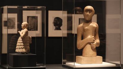 La estatuilla del sacerdote de Assur del II milenio a.C. junto a 'Girl', de Henri Moore, de 1931.