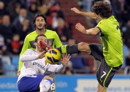 Montañés y Baena luchan por un balón dividido.