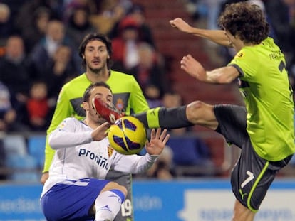 Montañés y Baena luchan por un balón dividido.