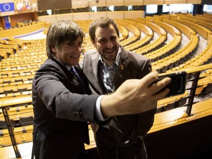 Carles Puigdemont y Toni Comín se toman una autofoto en el Parlamento Europeo.