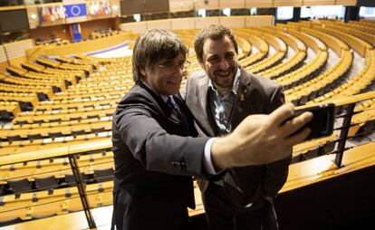 Carles Puigdemont y Toni Comín se toman una autofoto en el Parlamento Europeo.