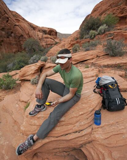 Un excursionista usando un GPS en Red Rocks Canyon, cerca de Las Vegas (EE UU), la ciudad del pecado y del 'geocaching' (bsqueda real de tesoros usando el GPS). Hay ms de 2.400 de estos tesoros ocultos en la ciudad y sus alrededores.