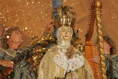 Coronación de la Virgen en la representación del 'Misteri', ayer, en Elche.