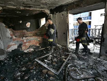 Interior del apartamento destruido ayer por el fuego en Benicàssim.