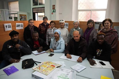 Voluntarias de Málaga Acoge, junto a varios de los inmigrantes a los que dan clase, en la sede de la asociación el jueves.