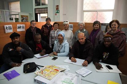 Voluntarias de Málaga Acoge, junto a varios de los inmigrantes a los que dan clase, en la sede de la asociación el jueves.