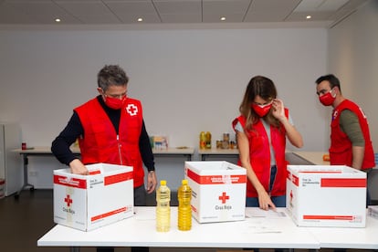 Penélope Cruz y Alejandro Sanz participan en una jornada de preparación y entrega de kits de alimentación e higiene de Cruz Roja
PENÉLOPE CRUZ;ACTRIZ;ALEJANDRO SANZ;CANTANTE;CRUZ ROJA;ALIMENTOS;AYUDA;SOLIDARIDAD;29 DICIEMBRE 2020
Europa Press
29/12/2020