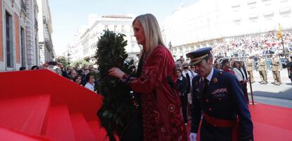 La presidenta regional Cristina Cifuentes entrega las medallas conmemorativas del 2 de Mayo y preside el desfile.