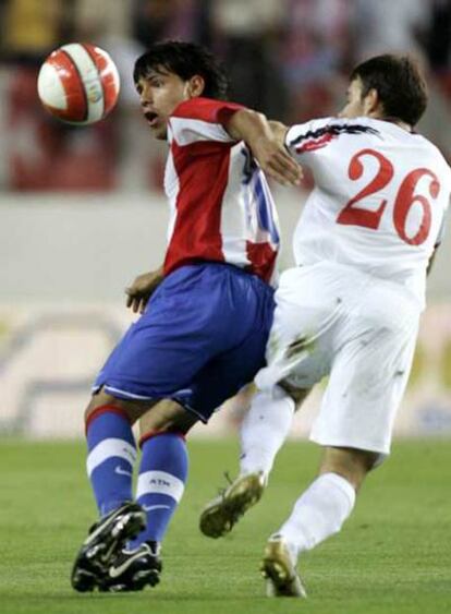 Agüero, en una jugada frente al Vojvodina.