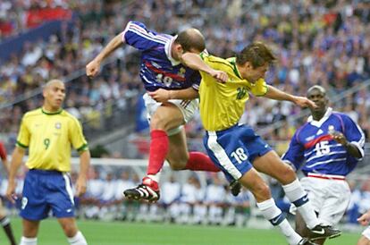 Zidane, observado por Ronaldo, cabecea para marcar uno de sus dos goles en la final del Mundial de 1998 entre Francia y Brasil.
