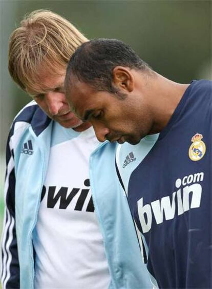 Emerson conversa con el técnico alemán Bernd Schuster al final del entrenamineto que realizó hoy el equipo madridista en la localidad austriaca de Irdning, en donde se encuentran concentrados para hacer la pretemporada.