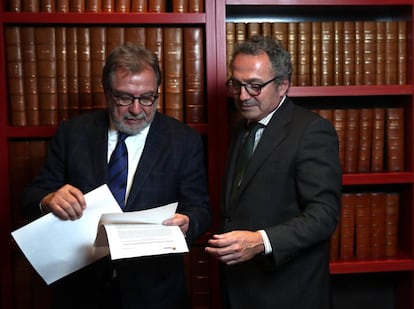 Juan Luis Cebrián con Manuel Polanco, nuevo presidente de Prisa, tras el consejo del grupo