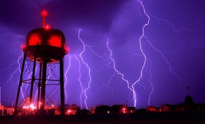 Una tormenta seca monzónica sobre Tucson, Arizona.