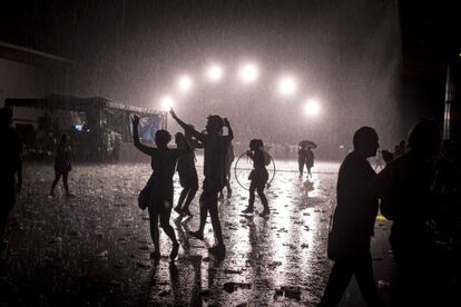 Uns joves ballen sota la pluja al Sónar de l'any passat.