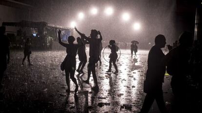 Uns joves ballen sota la pluja al S&oacute;nar de l&#039;any passat.