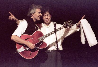 Chick Corea (a la izquierda) y el guitarrista John McLaughlin, durante un concierto en el Festival de Viena de 1995. Su padre, un trompetista de jazz, lo inició desde muy temprana edad en el mundo de la música y, específicamente, en el piano.