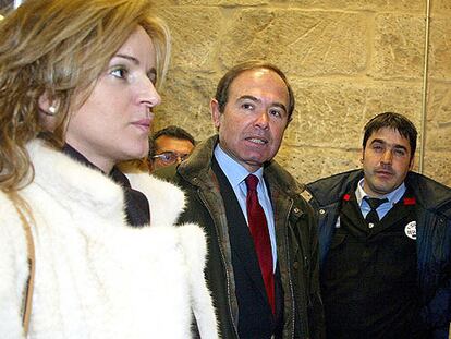 La consejera Silvia Clemente y Pío García Escudero (en el centro), portavoz del PP en el Senado, a su llegada ayer al Archivo de la Guerra Civil.