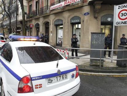 Agentes de la Ertzaintza custodian la sucursal atracada en San Sebastián.