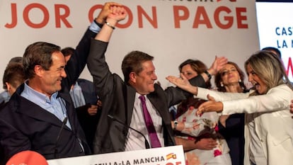El candidato socialista a la presidencia de Castilla-La Mancha Emiliano García Page celebra su resultado en las elecciones autonómicas junto a José Bono y la alcaldesa de Toledo Milagros Tolón.