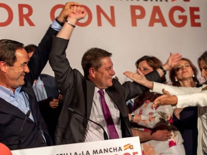 El candidato socialista a la presidencia de Castilla-La Mancha Emiliano García Page celebra su resultado en las elecciones autonómicas junto a José Bono y la alcaldesa de Toledo Milagros Tolón.