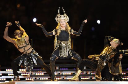 Madonna canta su éxito Vogue en el intermedio de la Super Bowl, en Indianápolis, el domingo.