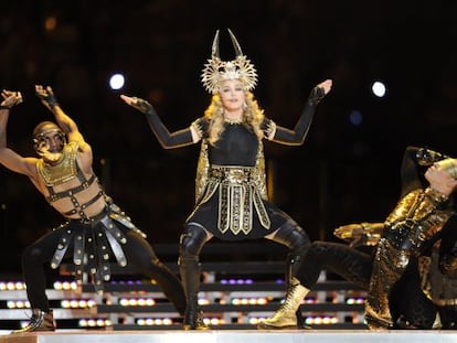 Madonna canta su éxito Vogue en el intermedio de la Super Bowl, en Indianápolis, el domingo.