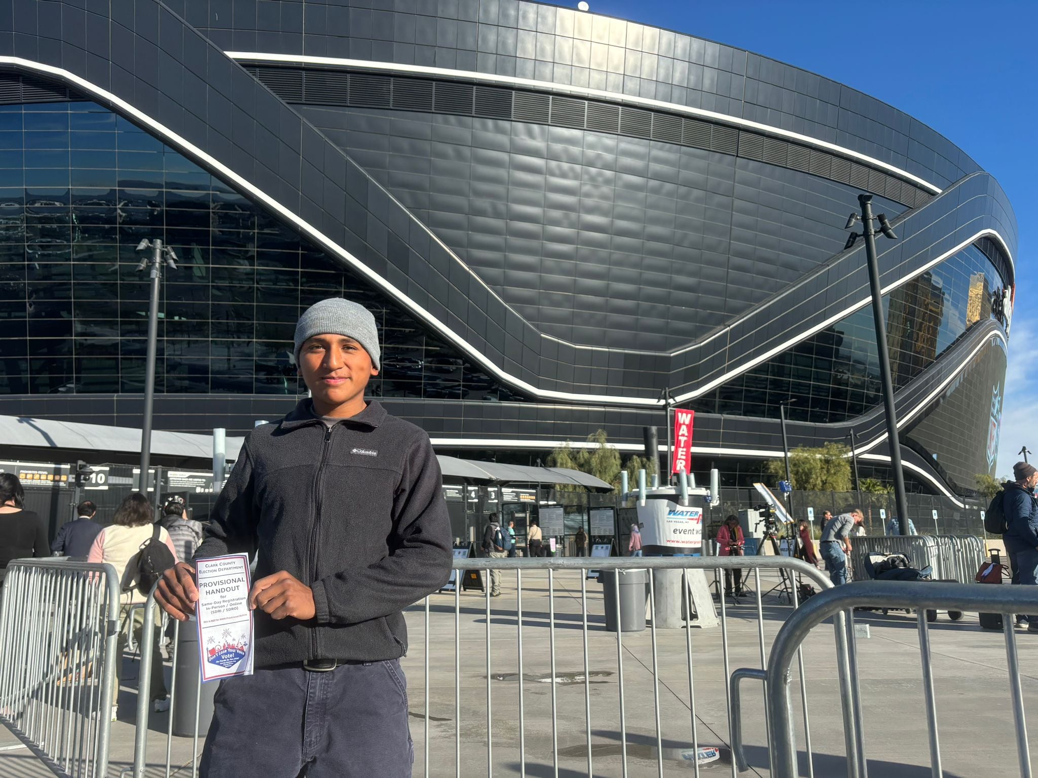 Julián González, de 18 años, tras emitir su voto por primera vez, en el estadio Allegiant de Las Vegas, el 5 de noviembre de 2024.