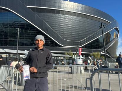 Julián González, de 18 años, tras emitir su voto por primera vez, en el estadio Allegiant de Las Vegas, el 5 de noviembre de 2024.