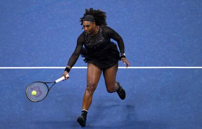 Serena devuelve un tiro corto de Tomljanovic.