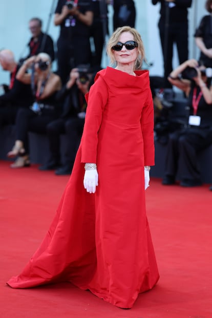 Isabelle Hupert en cada una de sus apariciones. La legendaria actriz francesa ha sido este 2024 la presidenta del jurado del 81 Festival Internacional de Cine de Venecia. A lo largo de esta cita, Huppert consagró su estatus de icono que está por encima del edadismo o cualquier encasillamiento con una serie de impactantes estilismos firmados por Balenciaga, la marca de lujo más subversiva de esta era bajo la batuta creativa de Demna. Este vestido de alta costura, en un “rojo papa italiano” evoca la imagen de las divas de los años 50 y actualiza su relevancia con unas gafas de sol negras de aspecto futurista.