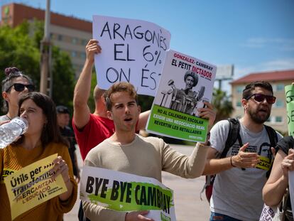 Protesta de profesores interinos durante un acto de campaña electoral de ERC, el sábado en Cornellà.