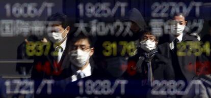 &quot;Qu&eacute; mal huele la Bolsa. &quot;Peatones en una calle de Tokio.