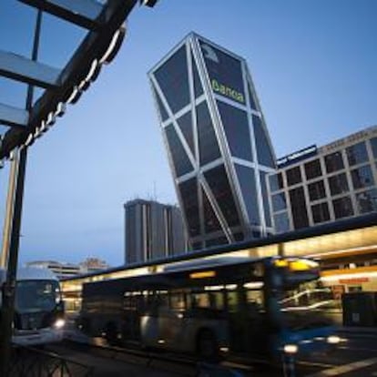 Una de las torres KIO, situadas en la plaza de Castilla de Madrid, donde Bankia mantiene su sede social.