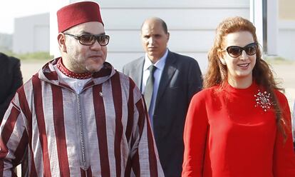 El rey Mohamed VI y la princesa Lalla Salma en el aeropuerto de Rabat en 2014.