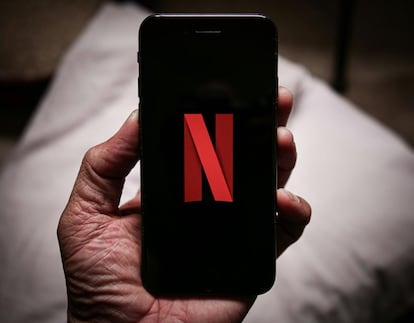 Logo de Netflix en un móvil