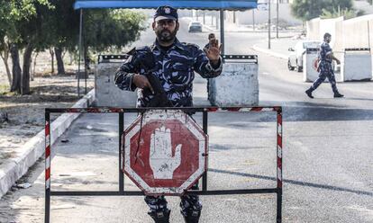 Milicianos de Hamás en un puesto de control de la franja de Gaza, este miércoles.