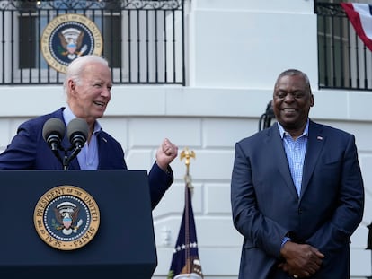 El presidente de Estados Unidos, Joe Biden, en el atril, junto al secretario de Defensa, Lloyd Austin, el 4 de julio en la Casa Blanca.