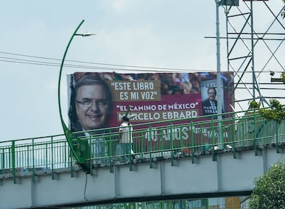 Un espectacular con la imagen de Marcelo Ebrard, en la ciudad de Toluca
